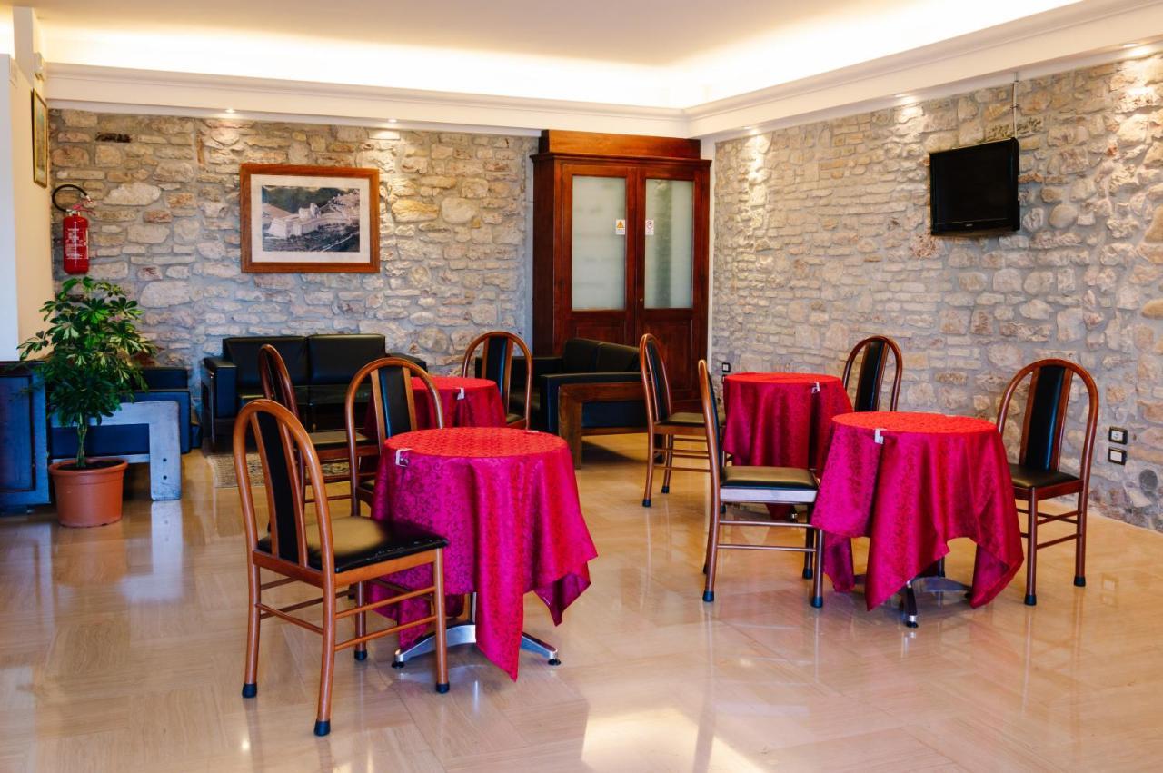 Hotel Il Castello Ассизи Экстерьер фото