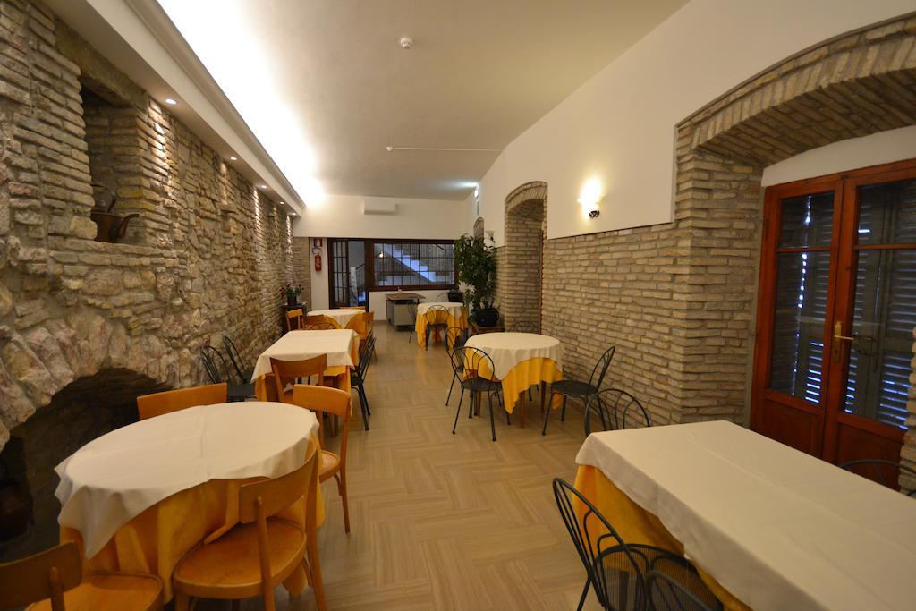 Hotel Il Castello Ассизи Экстерьер фото